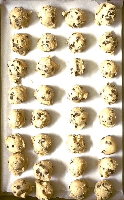 this picture pisses me off so fucking much. THIS FUCKING PICTURE OF GOD DAMN COOKIE DOUGH. DO YOU NOT UNDERSTAND THAT WHEN YOU BAKE FUCKING COOKIES, THEY SPREAD OUT AND ELONGATE. THESE...