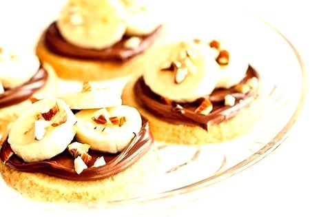 Shortbread Cookies with Nutella, Banana and Almonds