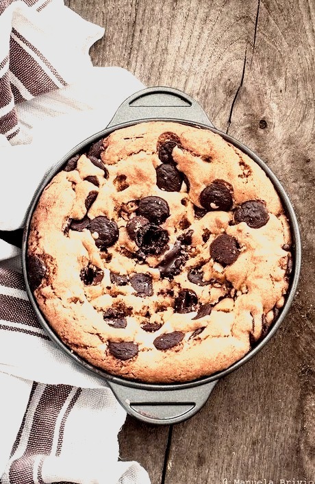 Skillet baked chocolate chip cookies on We Heart It.